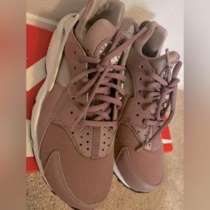 Nike Huaraches size 9 in perfect condition!